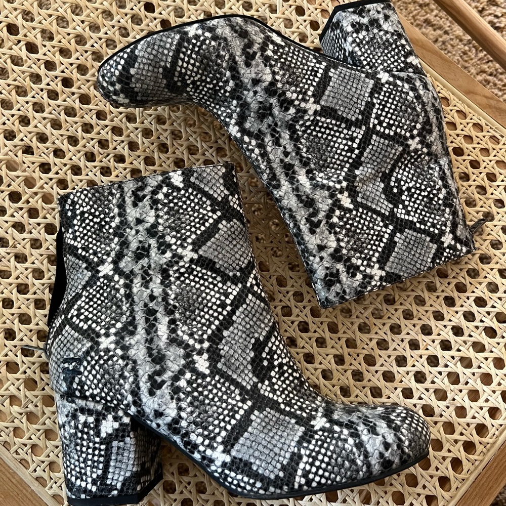 Billabong snake skin boots
